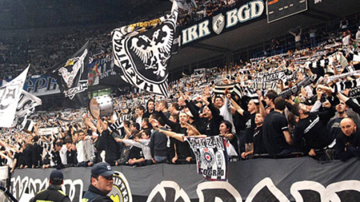 VIDEO: Barrabrava entra a la cancha a quitarle la capitanía a jugador