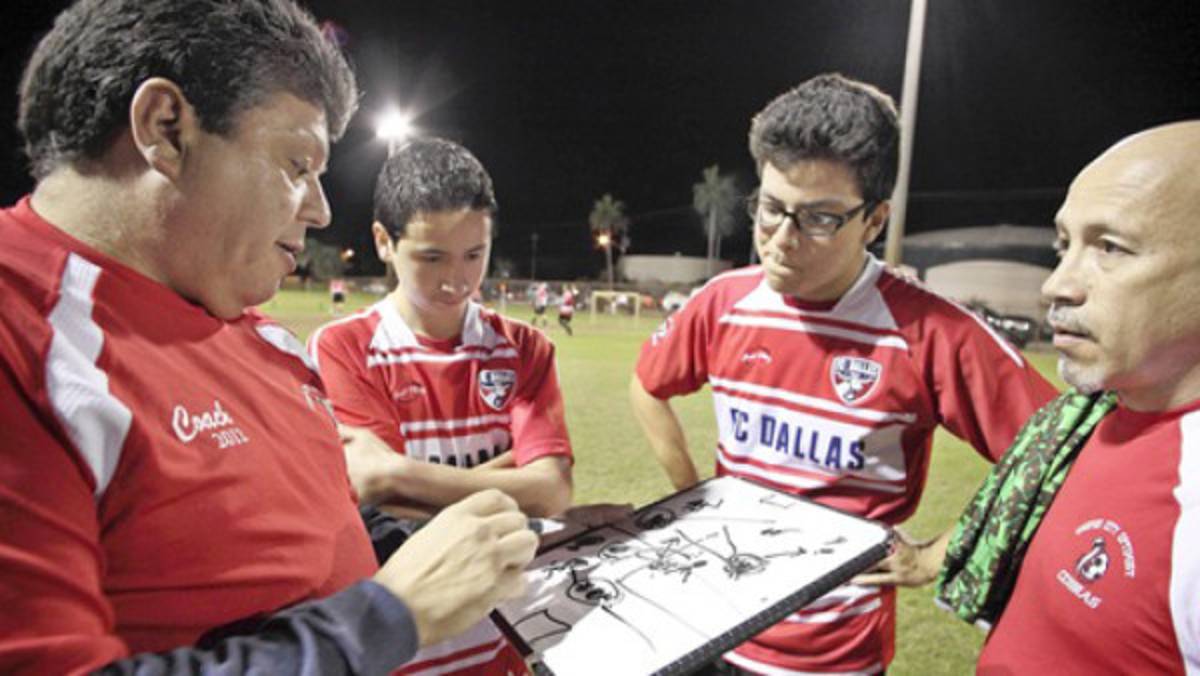 Entrenador en Miami, expulsado por dirigir en español