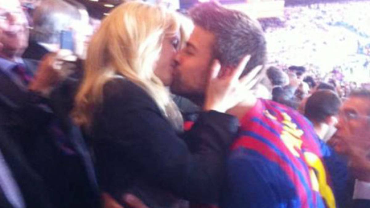 Shakira premia con un beso a Piqué