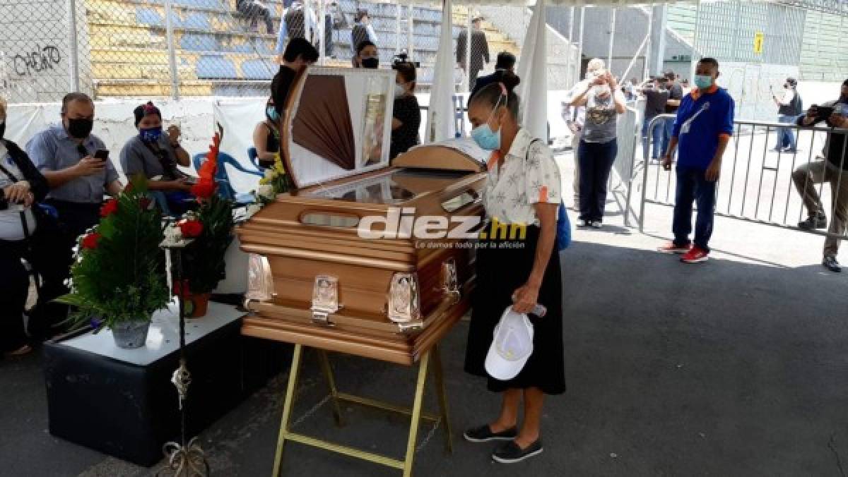 Llanto y consternación en el último adiós de Chelato Uclés en el estadio Nacional de Tegucigalpa