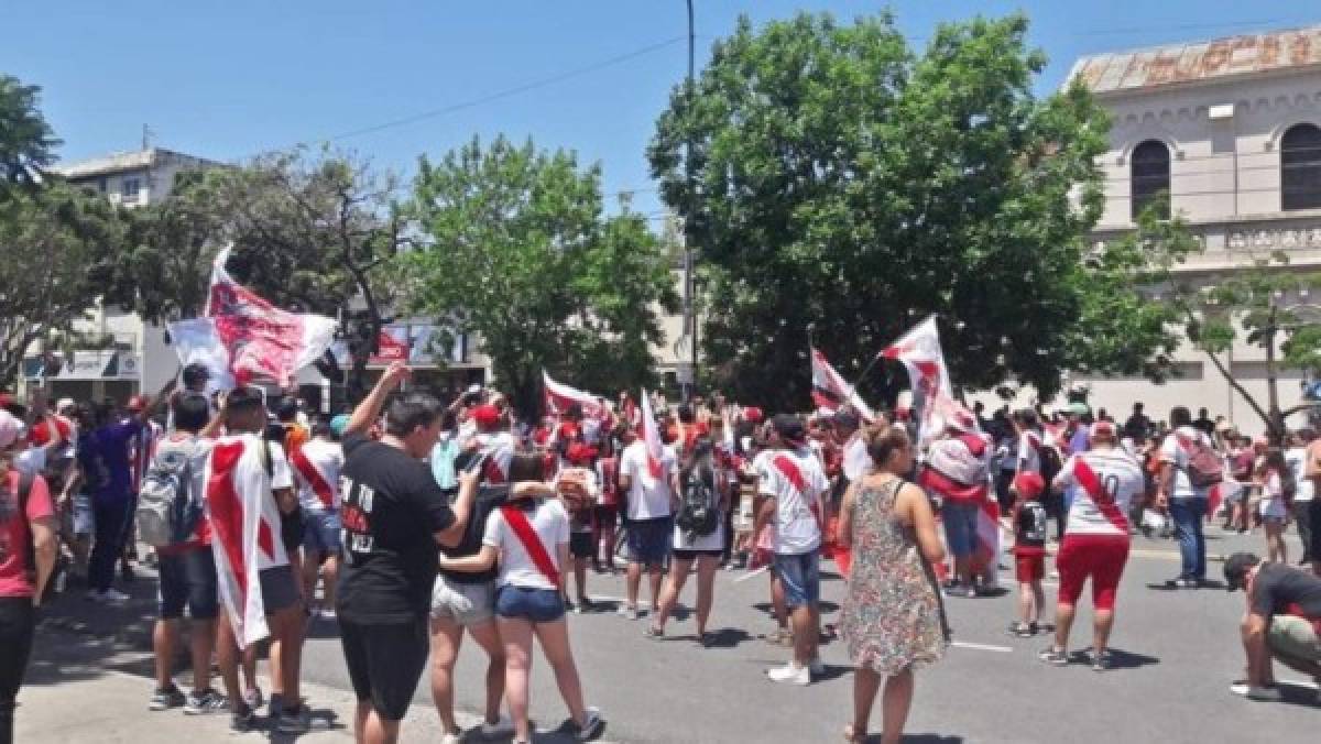 Fiesta, alegría y burlas: Así preparan los aficionados de River Plate la celebración de la Copa Libertadores.