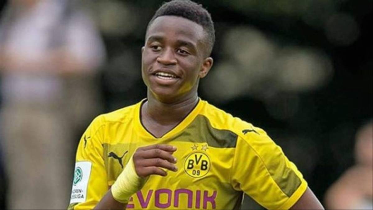 ¡Encerró a su ex novia en su cuarto y revelan los motivos! Moukoko, jugador del Dortmund de 16 años y su escándalo