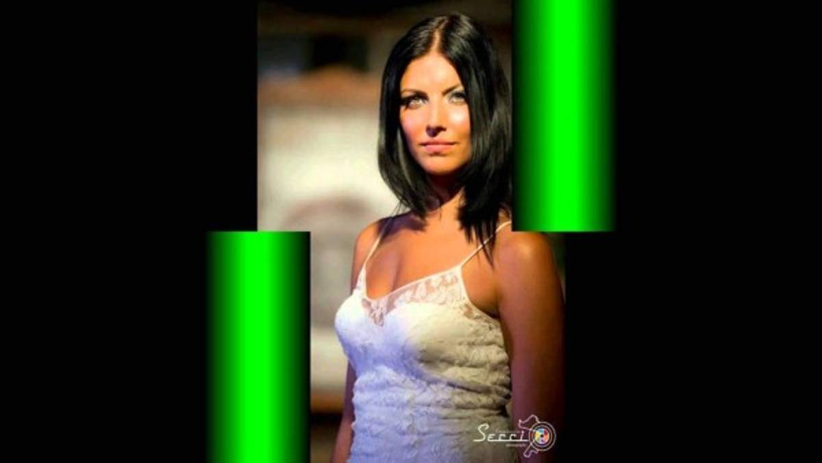 Galería: Modelo italiana promete desnudarse si el Cagliari de David Suazo asciende