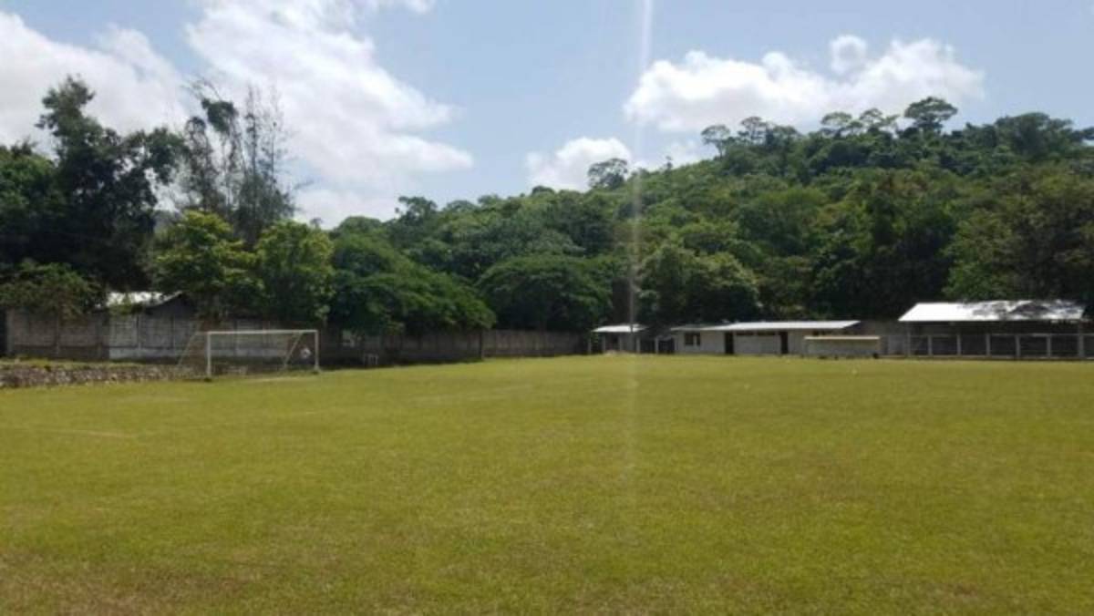 La cancha de tierra donde se jugará Copa Presidente y otros estadios en mal estado