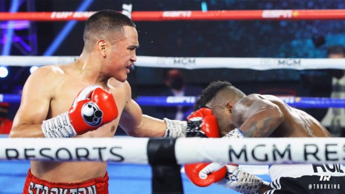 En pie hasta el final y gran gesto del rival: Las mejores fotos de la pelea entre 'Escorpión' Ruiz y Flores Jr