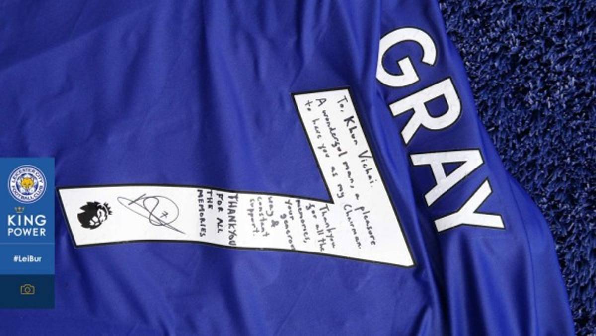 Marcha y llanto: Nuevo homenaje del Leicester a su presidente en el King Power Stadium