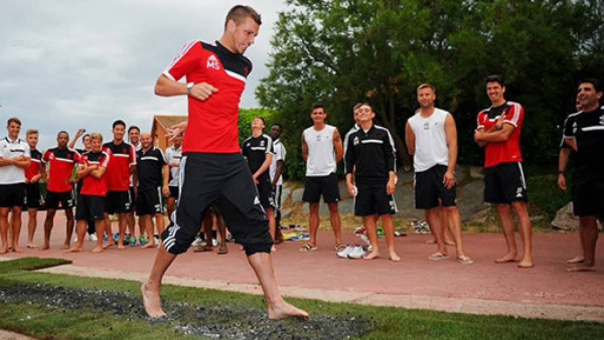 VIDEO: DT del Southampton hizo caminar a sus jugadores sobre las brasas
