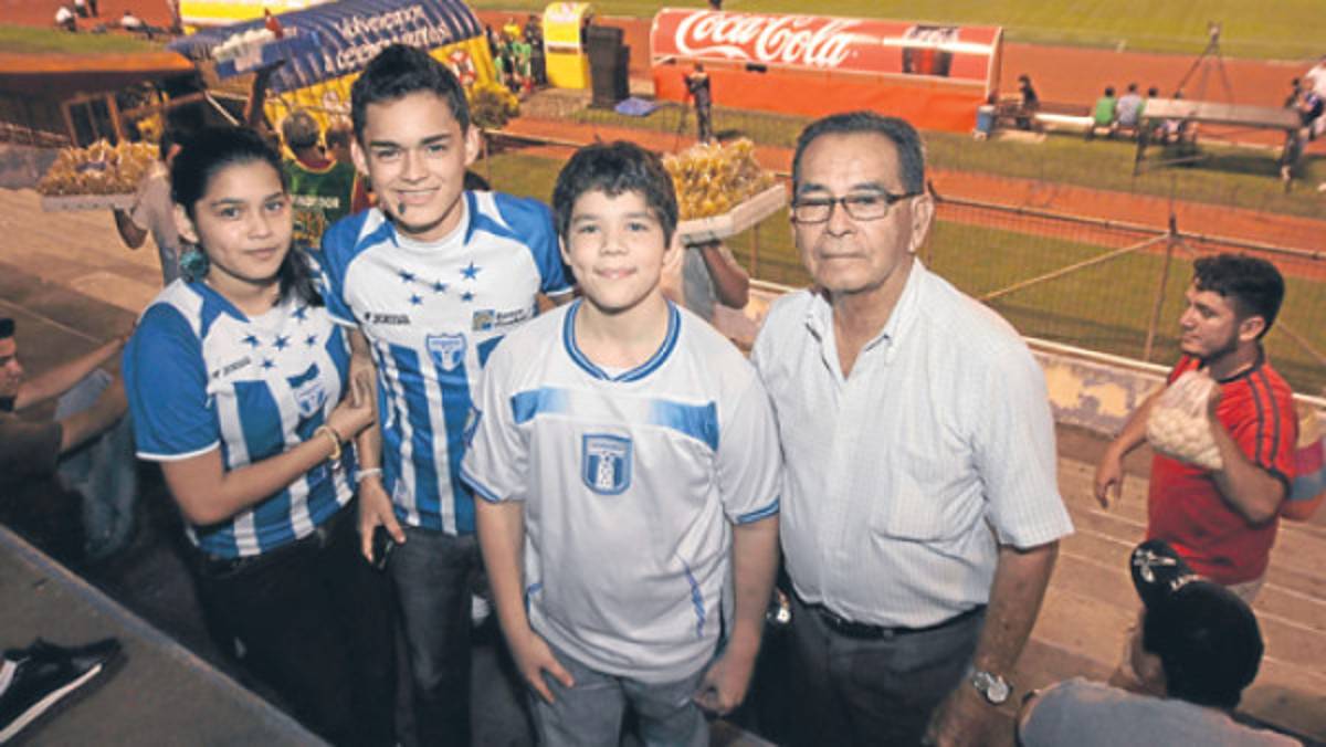 Niño le cumple promesa a su madre hondureña