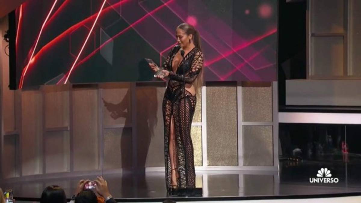 La ardiente Jennifer López, novia de Alex Rodríguez, deslumbra en los premios Billboard