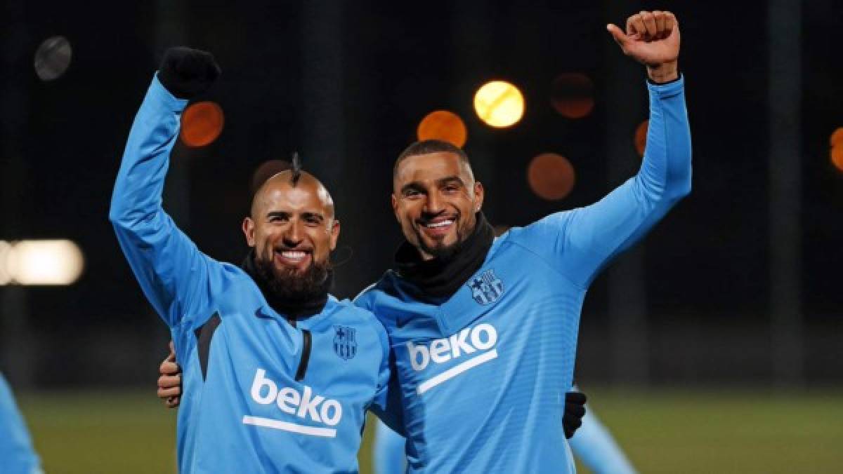 ¡Nuevo amigo! Así recibieron a Kevin Prince Boateng en su primer entrenamiento con el Barcelona