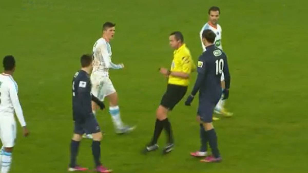 Excéntrico jugador inglés se burla de la nariz de Ibrahimovic