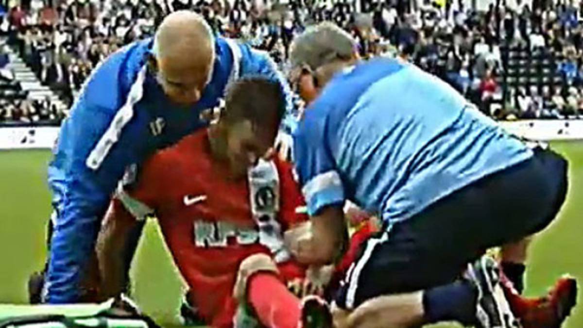 VIDEO: Dramática jugada deja a Rochina con el brazo dislocado