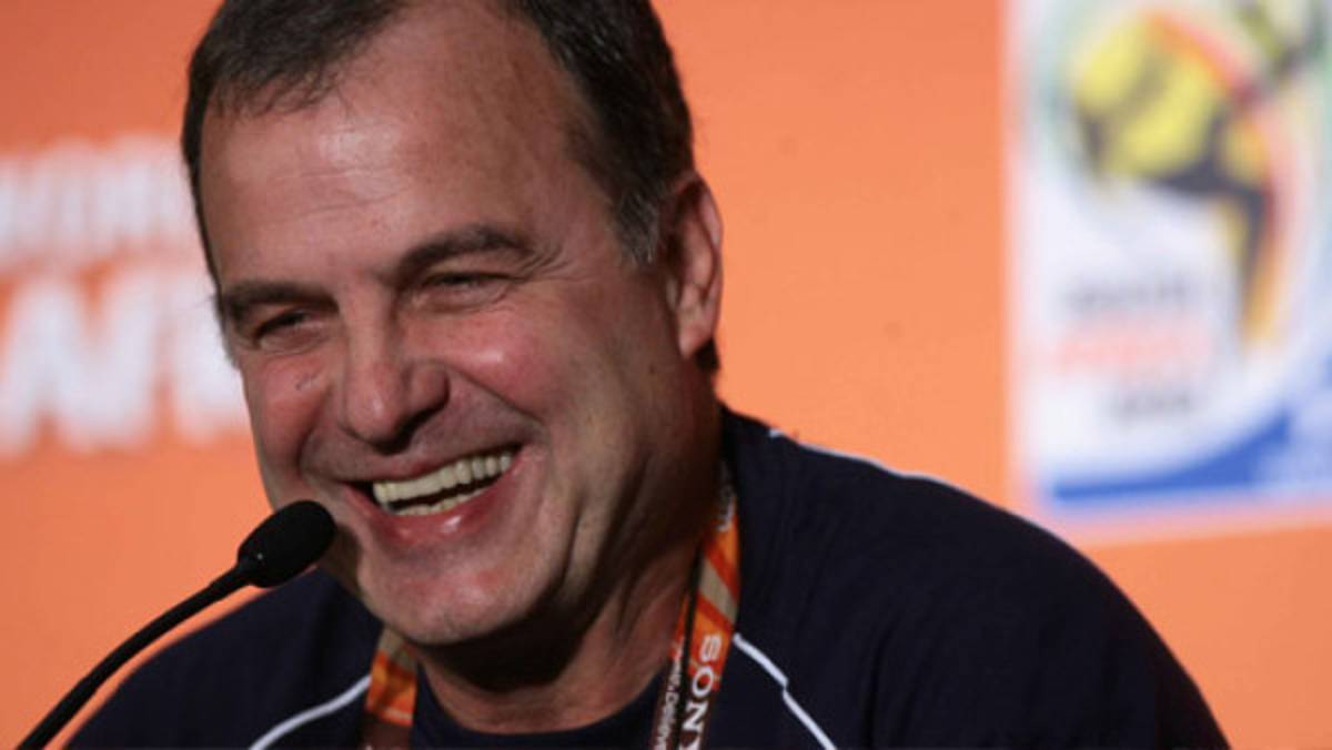 Bielsa envió camiseta a minero