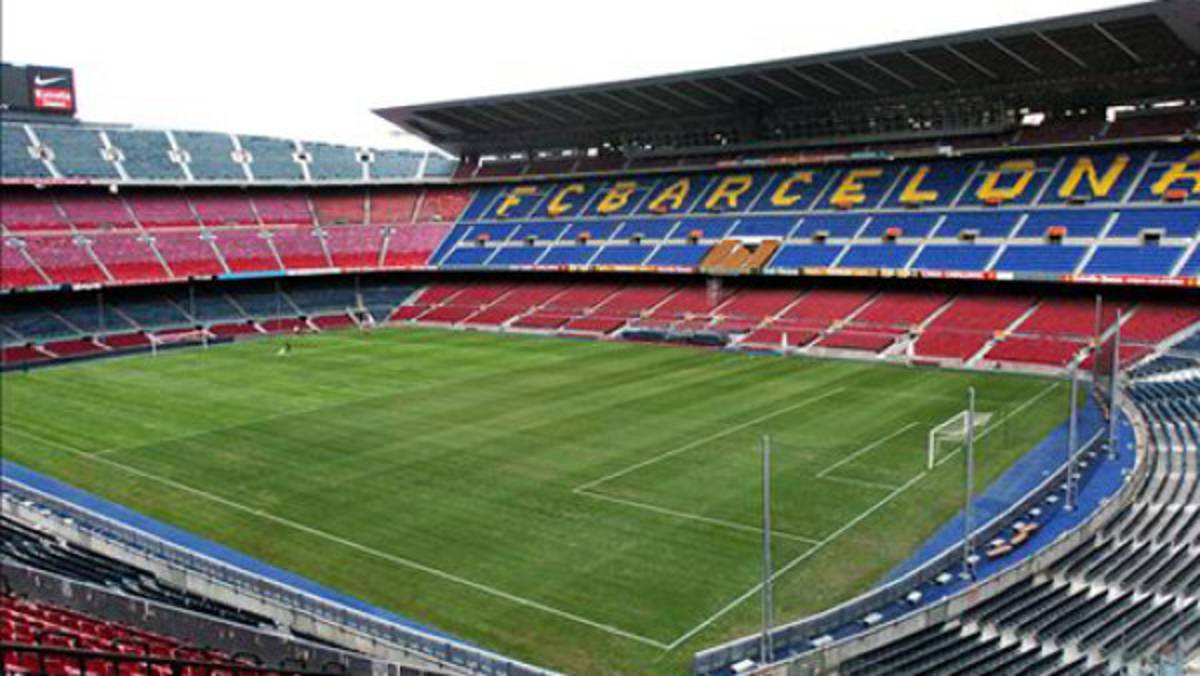 El Barça inicia el cambio del césped del Camp Nou