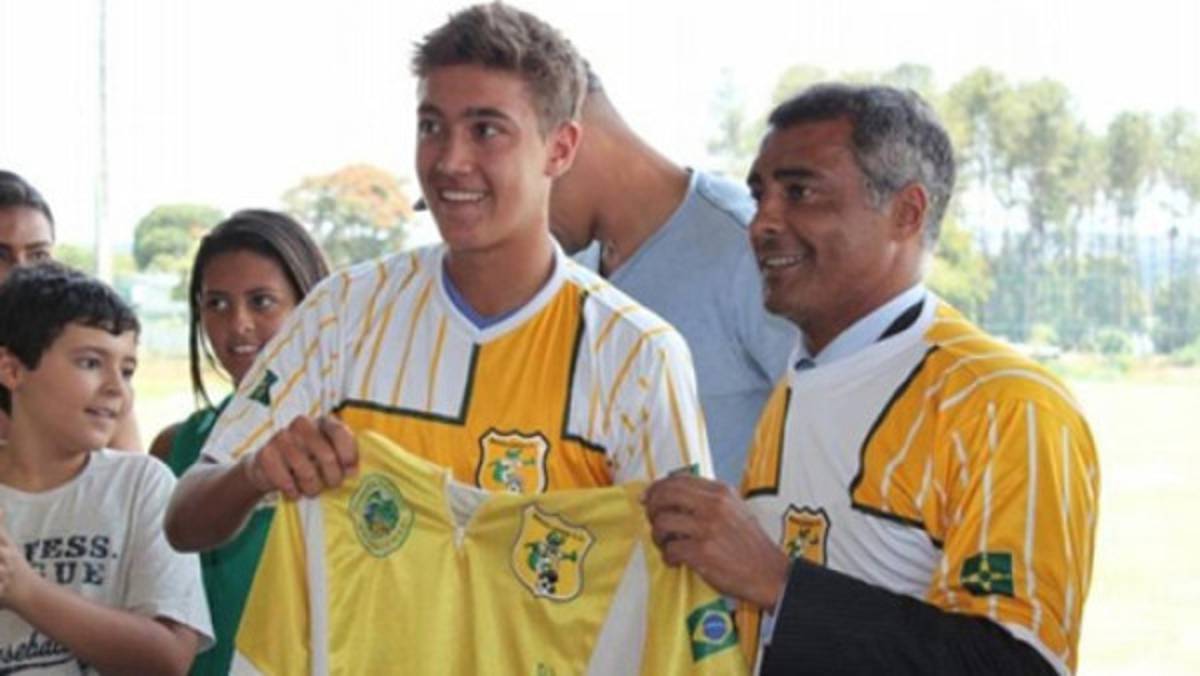Romarinho, hijo de Romario, se va en blanco en su debut