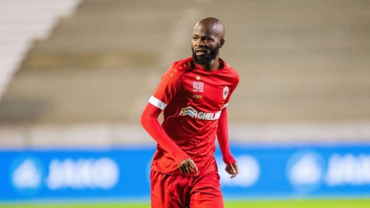 Su equipo no lo quiere vender, se va al entreno con la camisa del rival y todo acaba en pelea