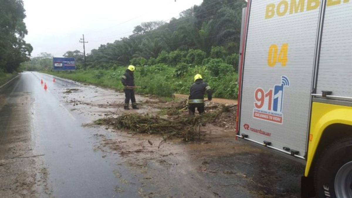 El impactante rescate de un niño sobre las bravas aguas de un río en Omoa