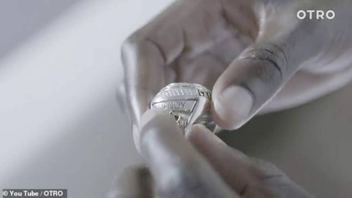 Con cancha de fútbol en el interior: La increíble mansión de Mendy, el crack del Manchester City