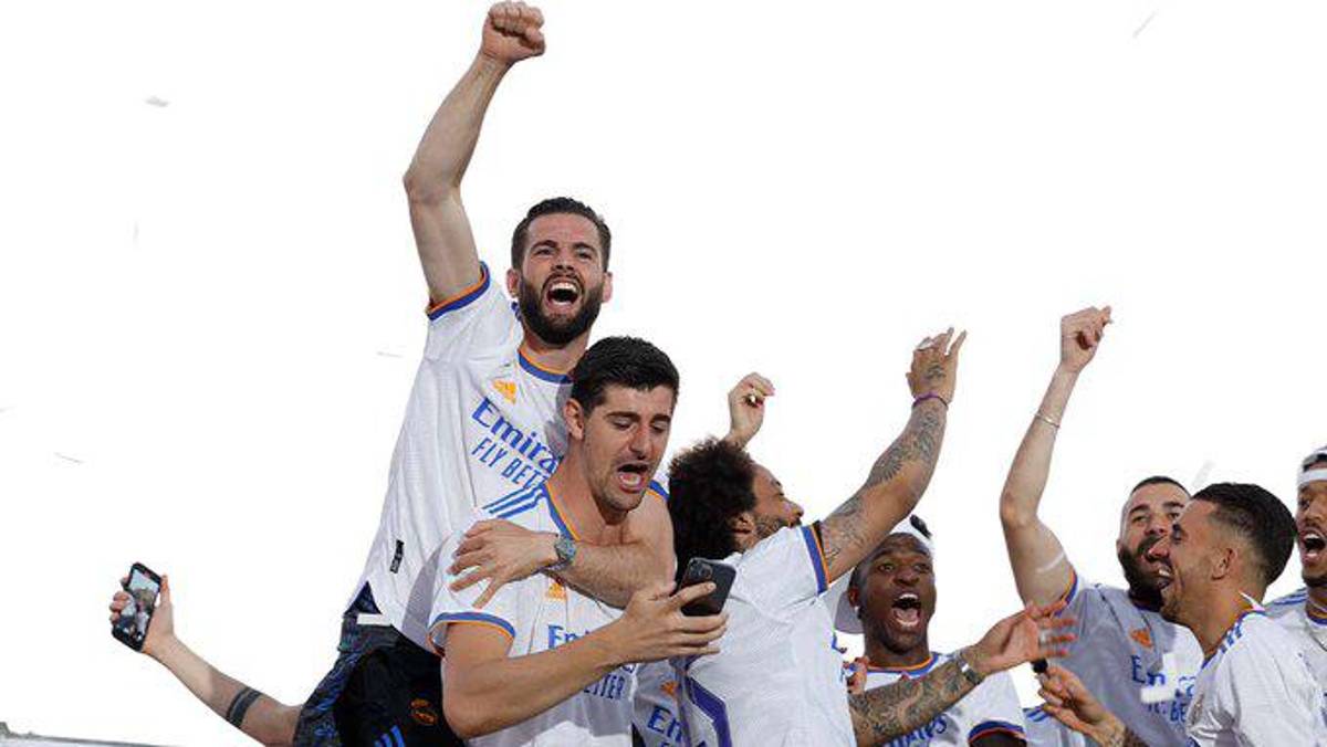 Nuevas fotos del festejo del Real Madrid: Regalo especial para Ancelotti y emotivo abrazo de Florentino Pérez con Marcelo