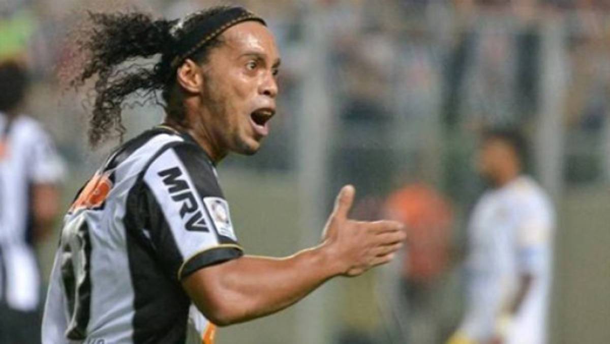 VIDEO: Ronaldinho se luce con dos golazos de tiro libre