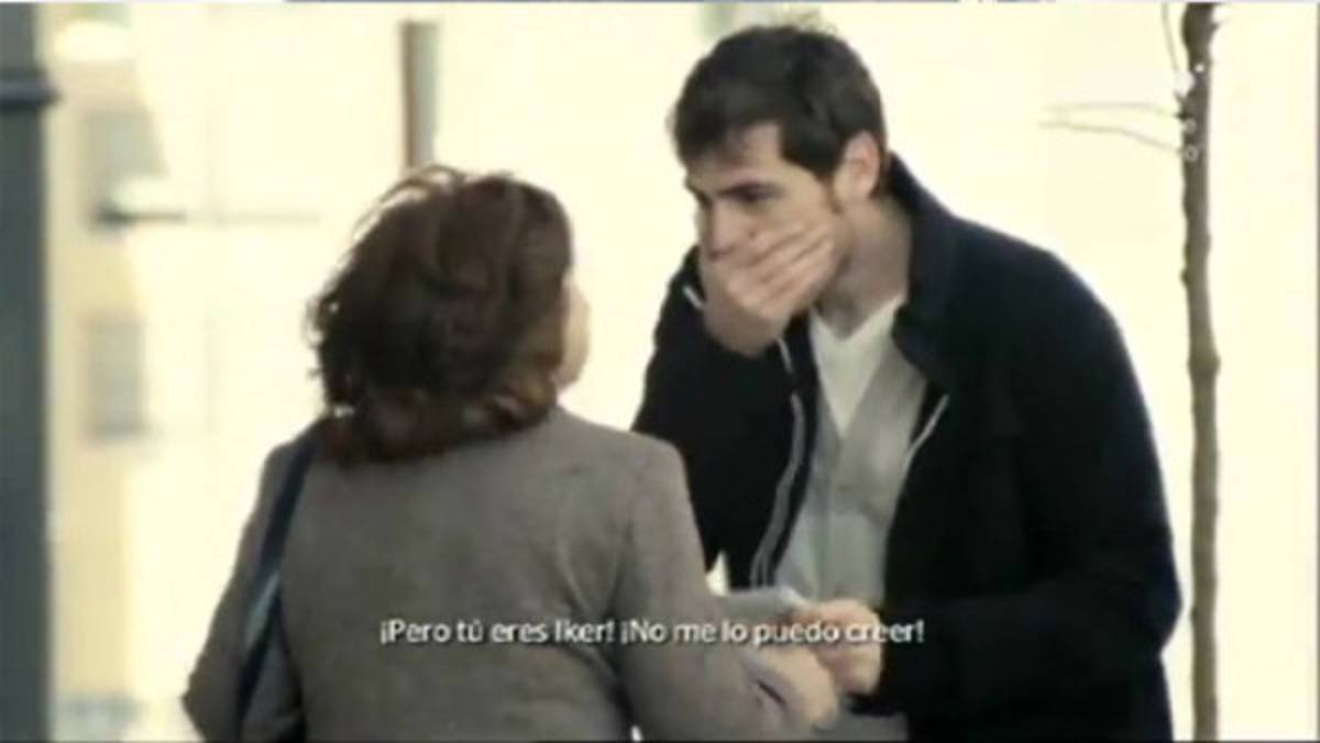 Iker e Iniesta sorprenden pidiendo autógrafos