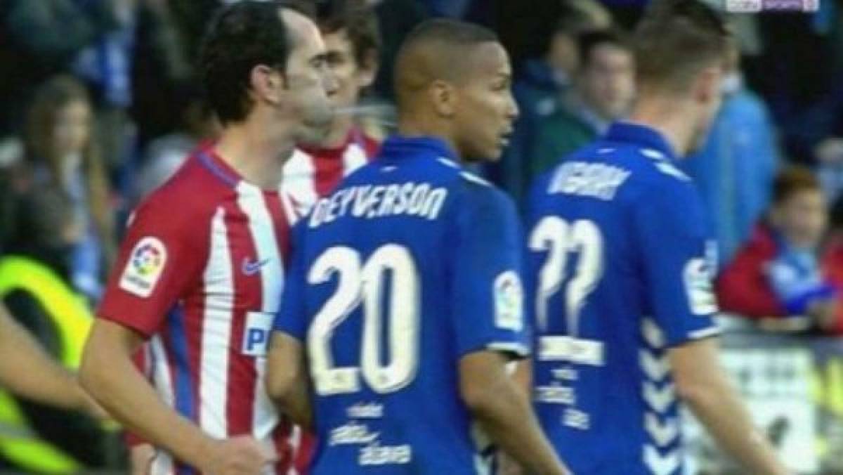 De la mordida de Suárez a los genitales de Simeone: Los gestos más obscenos del fútbol