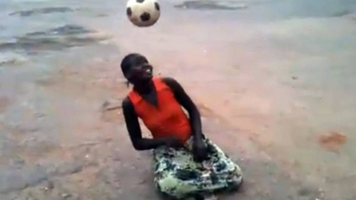 VIDEO: Mujer demuestra increíble habilidad con el balón