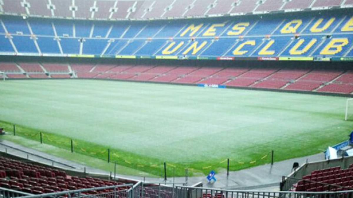 El Camp Nou amaneció este sábado con una capa de nieve