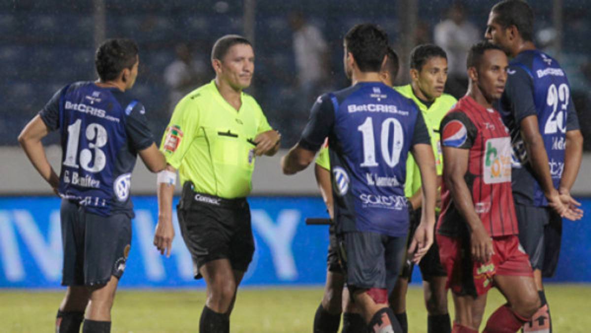 Comisión de Arbitraje suspende a Ronald Hernández