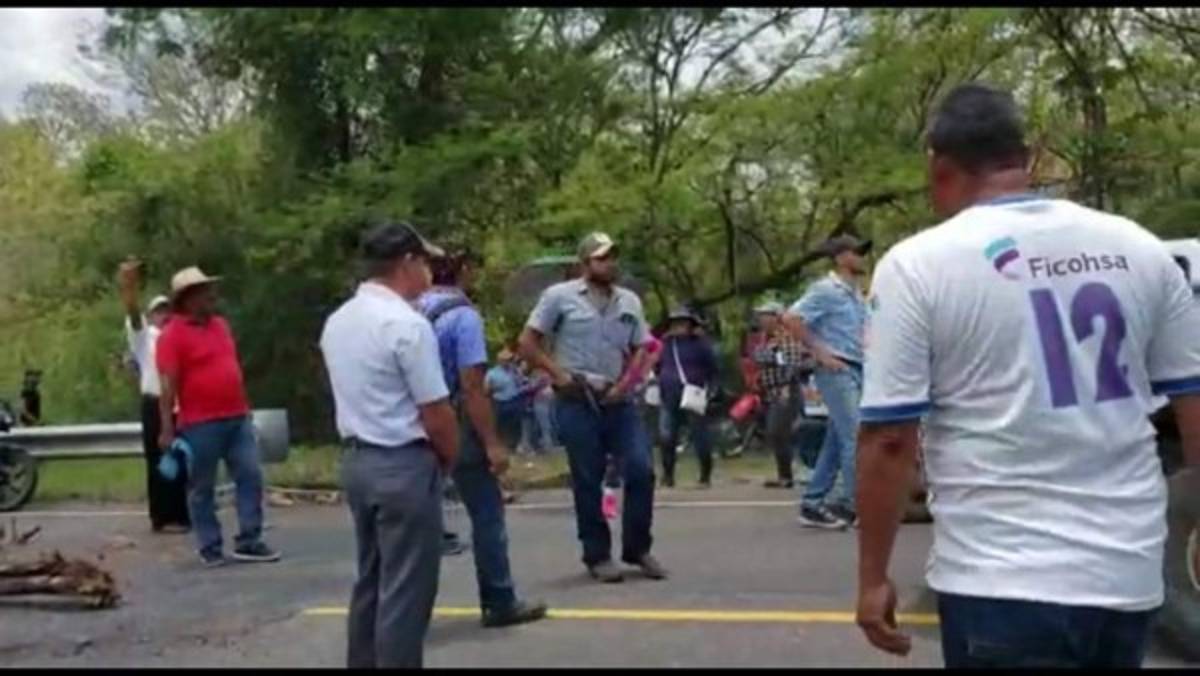 ¡Fuego y calles tomadas! Continúan las protestas en Tegucigalpa y otras ciudades del país