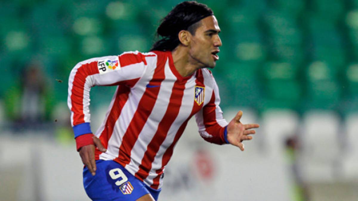 Falcao guía remontada y expulsan al tico Campbell