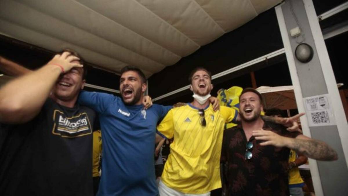 Locura total: Así festejaron los aficionados el ascenso del Cádiz y Choco Lozano en España ¿Y el COVID-19?   