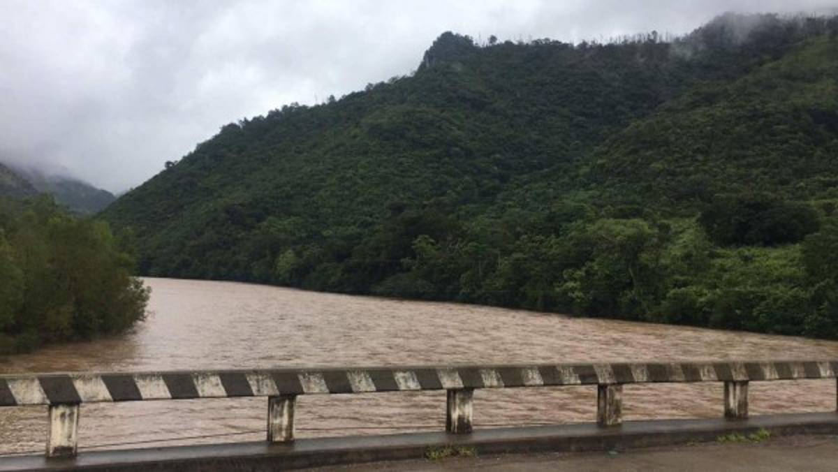 El impactante rescate de un niño sobre las bravas aguas de un río en Omoa