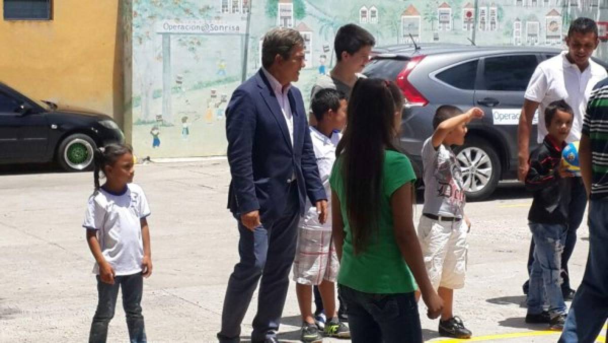 Jorge Luis Pinto visita niños de Operación Sonrisa antes de viajar Río de Janeiro