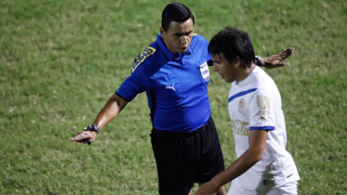 El árbitro Benigno Pineda salió bien librado del clásico