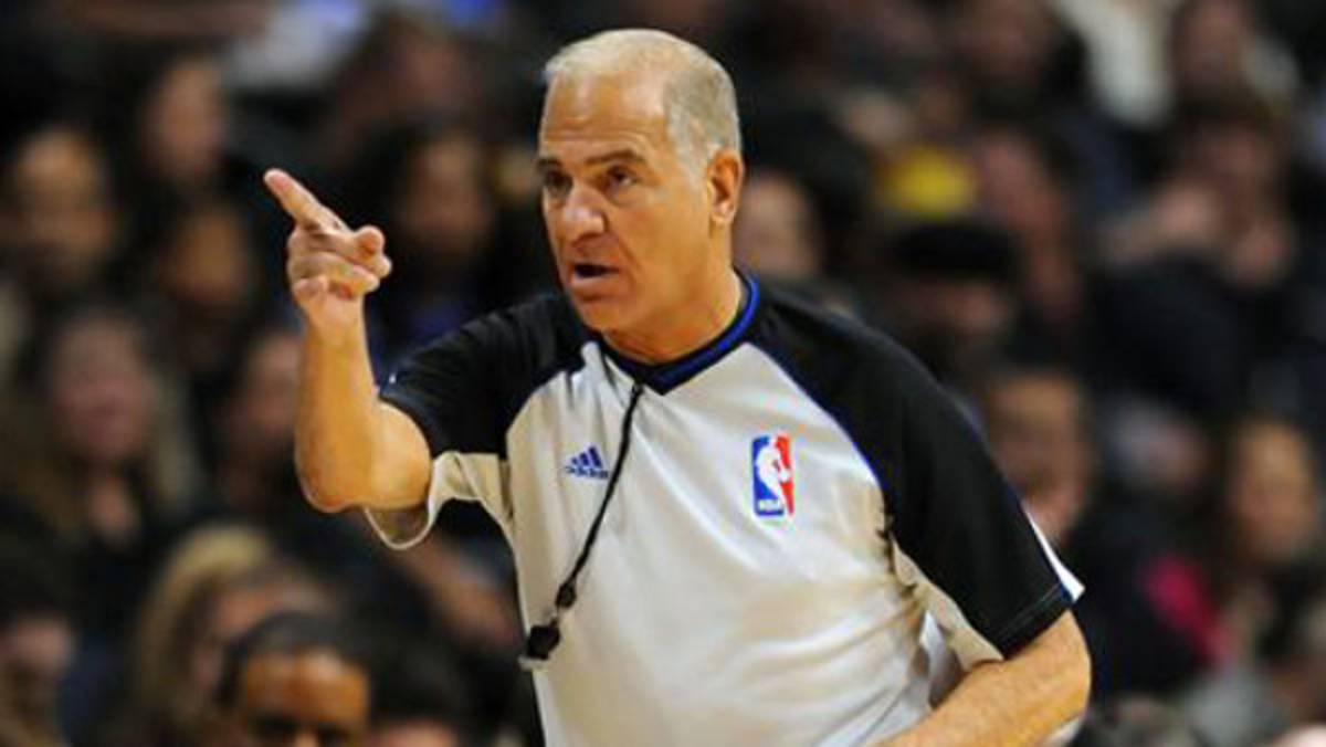 VIDEO: Árbitro de la NBA intercepta un paso