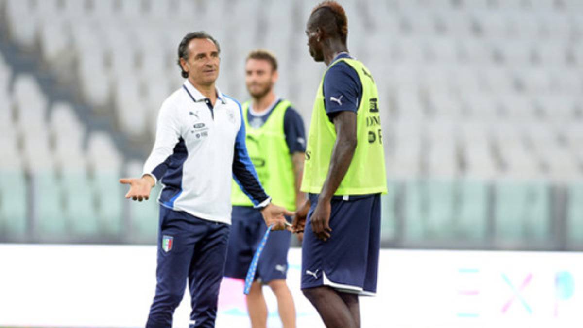 Cesare Prandelli defiende a 'capa y espada” a Mario Balotelli