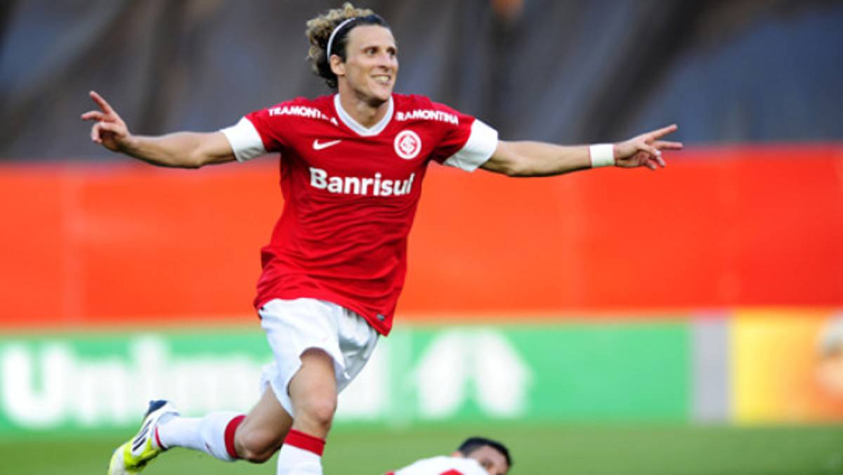 Diego Forlán se estrena con doblete en Brasil