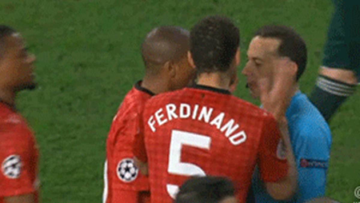 VIDEO: Ferdinand le aplaudió irónicamente al árbitro