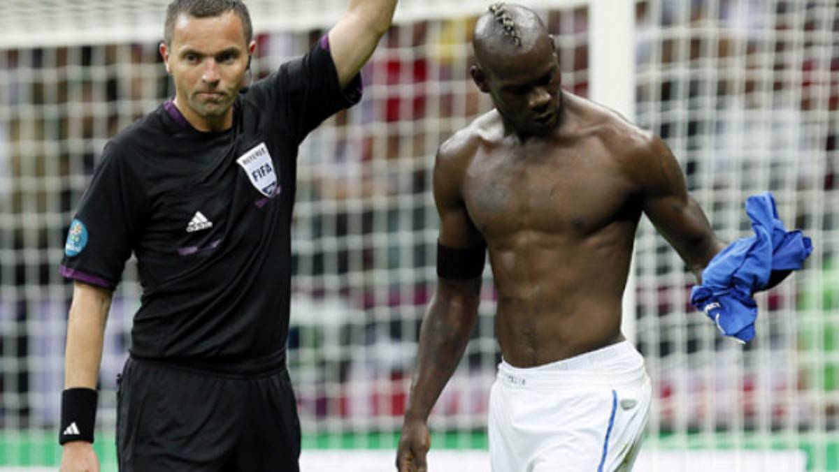 Balotelli: 'El árbitro vio mi cuerpo y se puso celoso'