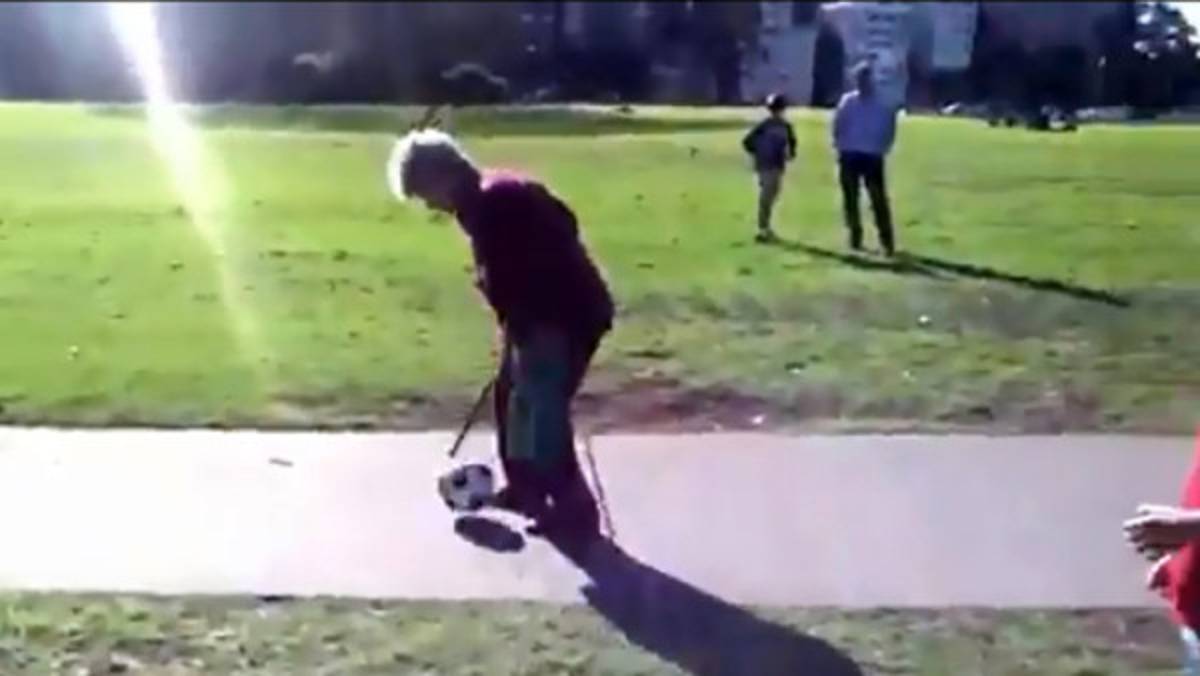 VIDEO: Una súper abuela sorprende a todos dominando un balón