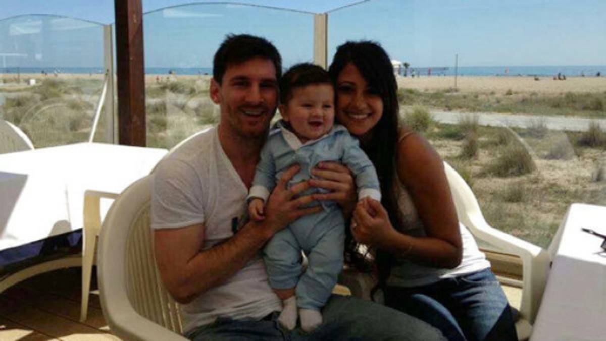 Messi presenta a su hijo Thiago mientras mejora de su lesión