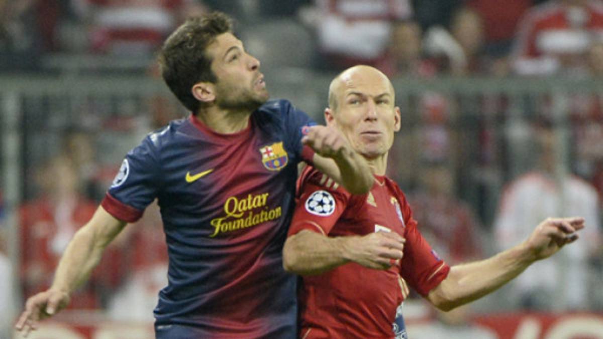 VIDEO: Jordi Alba le tiro el balón en la cara a Robben