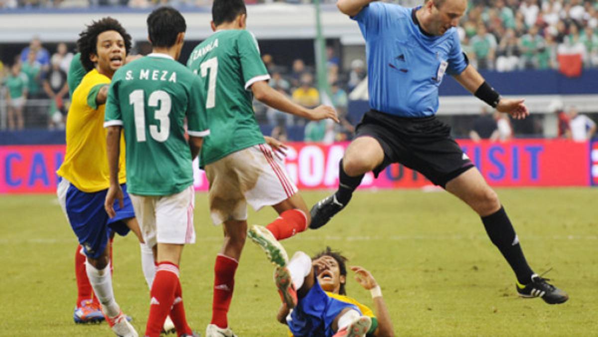 Neymar escupe a un mexicano y termina en el suelo