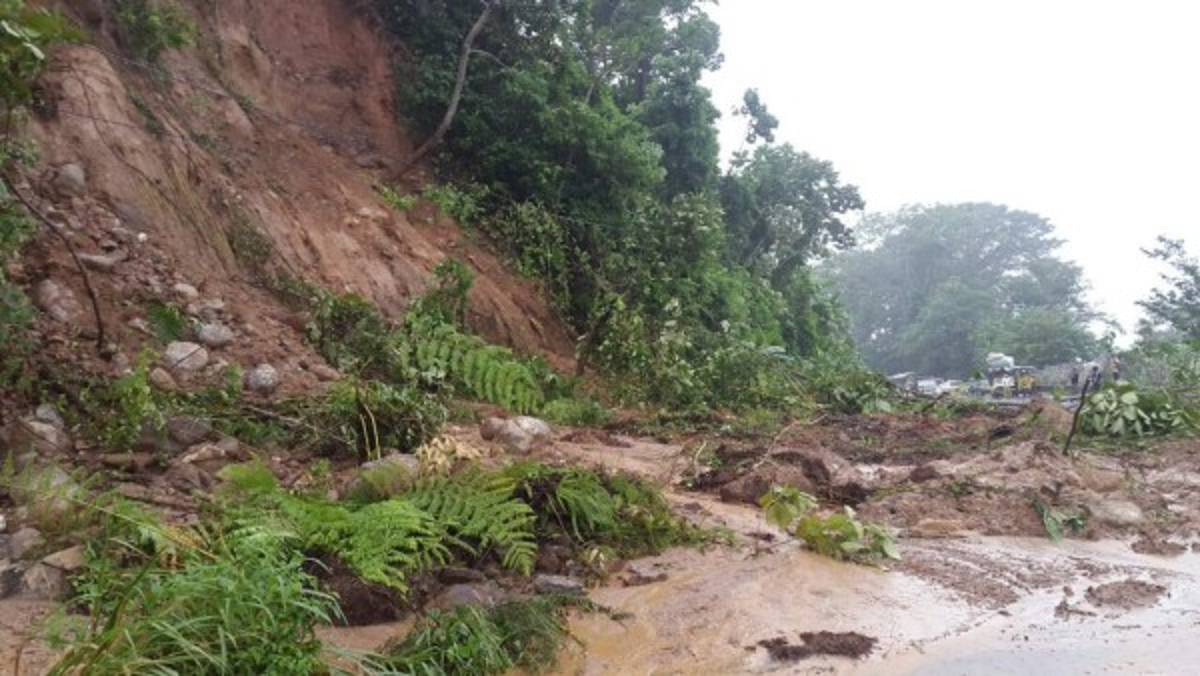 El impactante rescate de un niño sobre las bravas aguas de un río en Omoa