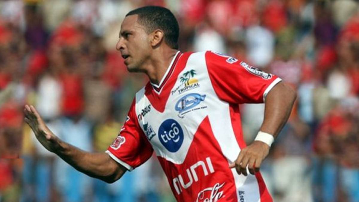 Óscar Isaula marca doblete y la USAC de Tyson sigue invicta