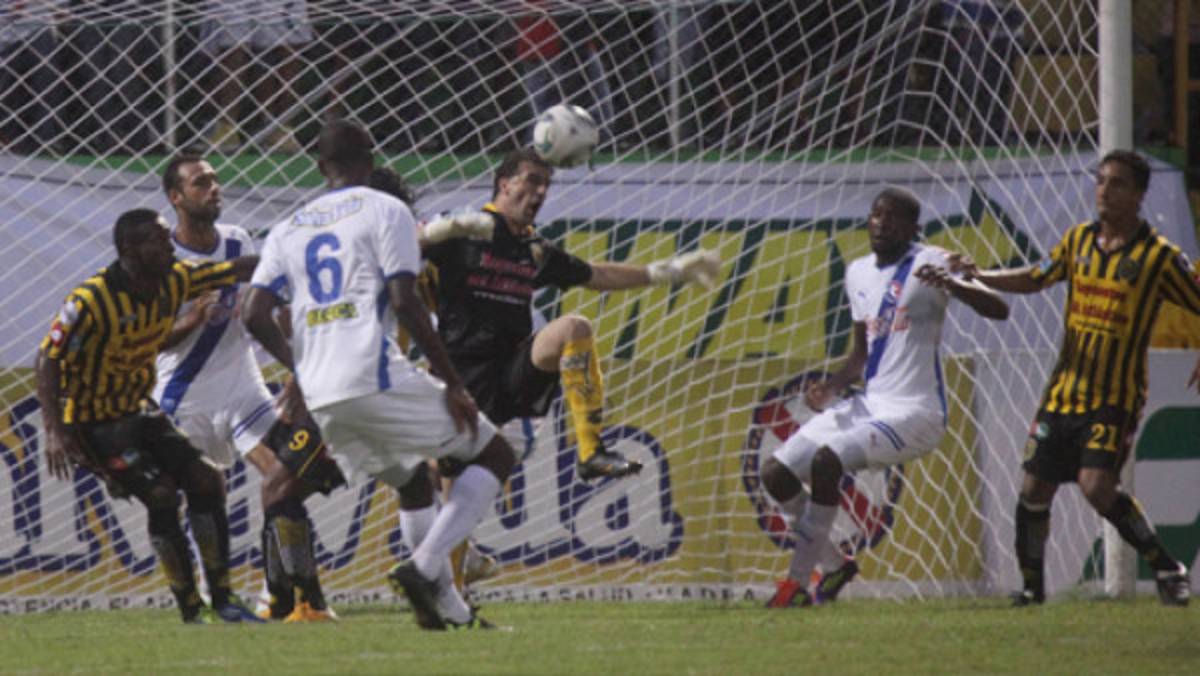 Real España se coronó 3 veces frente a Olimpia en San Pedro Sula