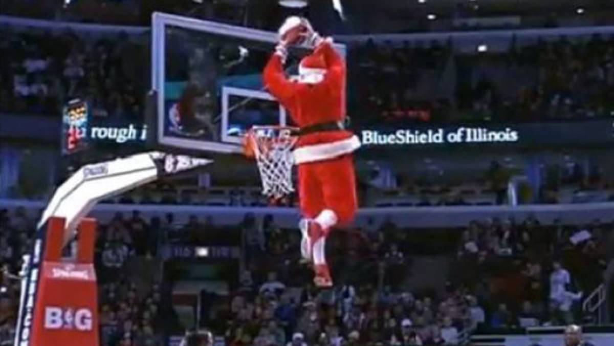 VIDEO: Tremendo golpe de Santa Claus en show de la NBA