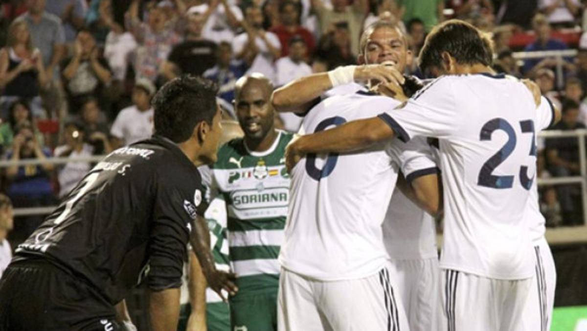 Real Madrid sudó para vencer al Santos de México