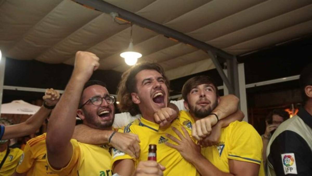 Locura total: Así festejaron los aficionados el ascenso del Cádiz y Choco Lozano en España ¿Y el COVID-19?   